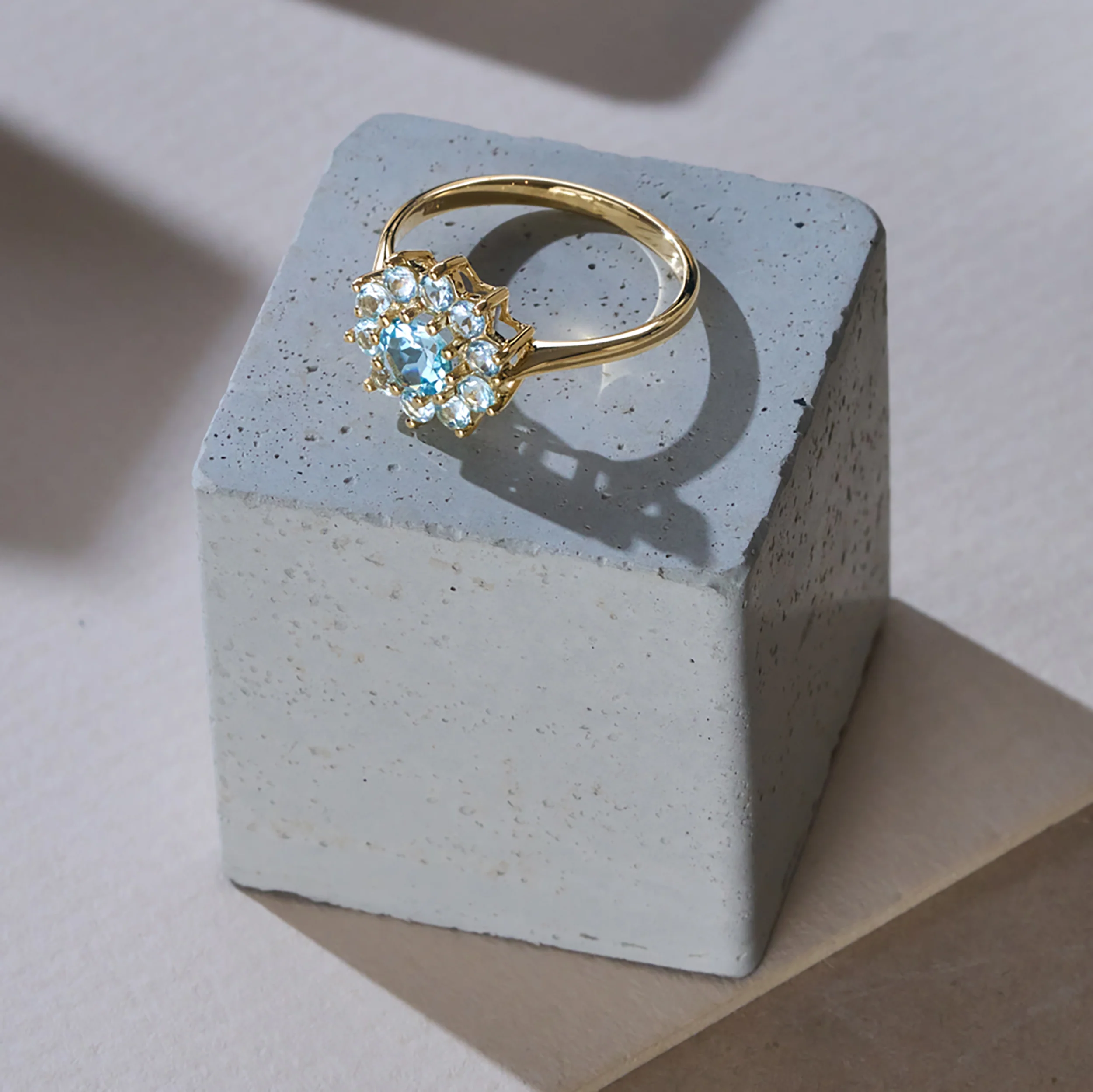 1.10ct Blue Topaz Cluster Ring in 9K Yellow Gold - Image 4