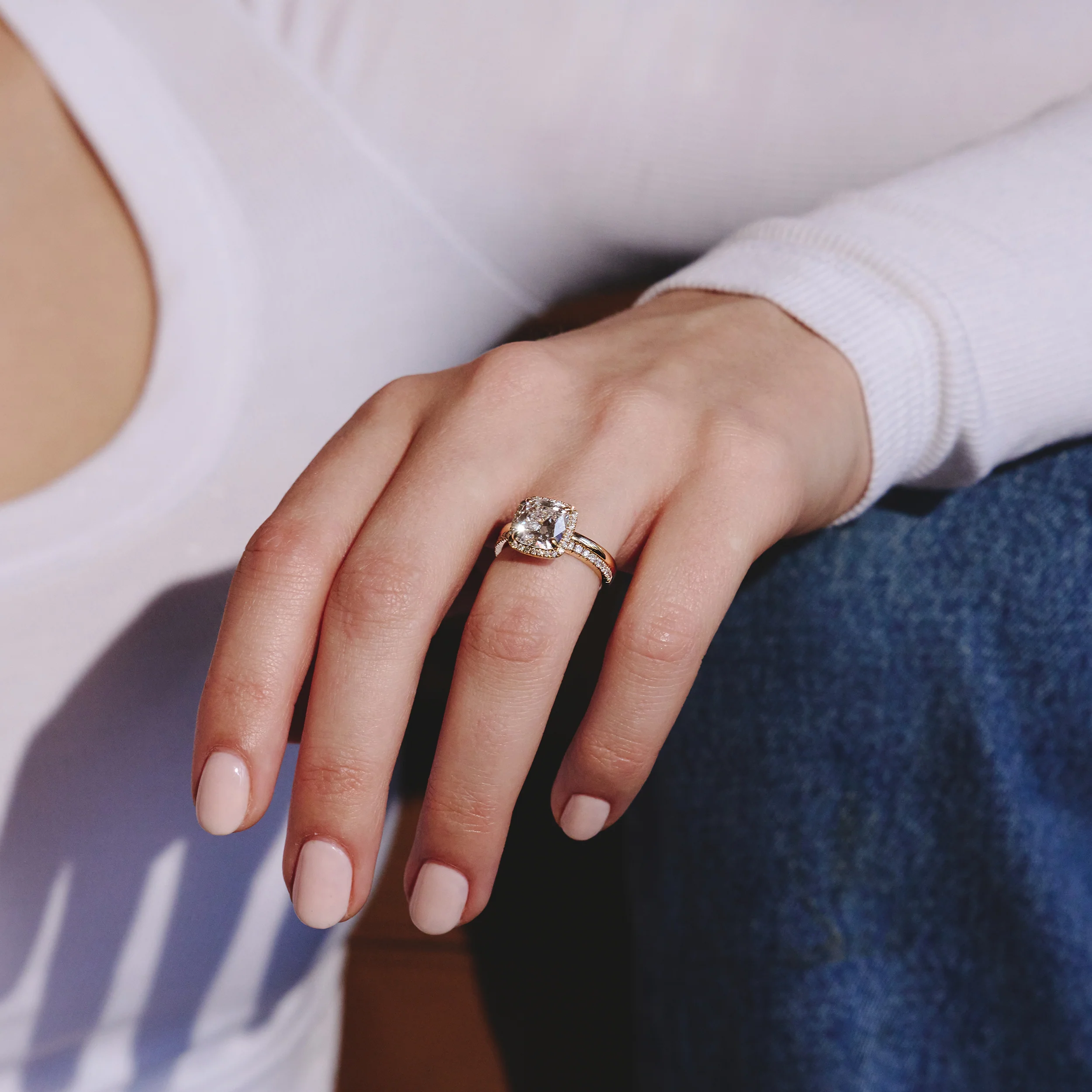 Amora 18K Gold Wedding Ring - Image 4