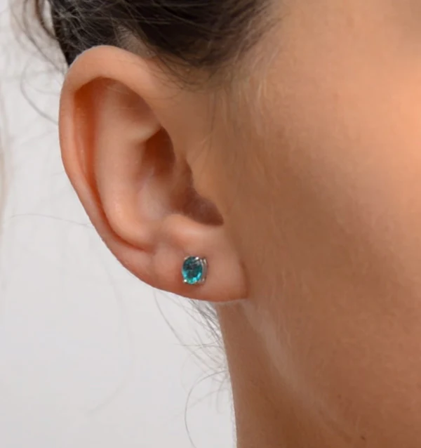 Emerald 5 x 4mm 0.70ct 9K White Gold Earrings - Image 4