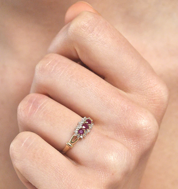 Ruby 0.34ct And Diamond 9K Gold Ring - Image 4