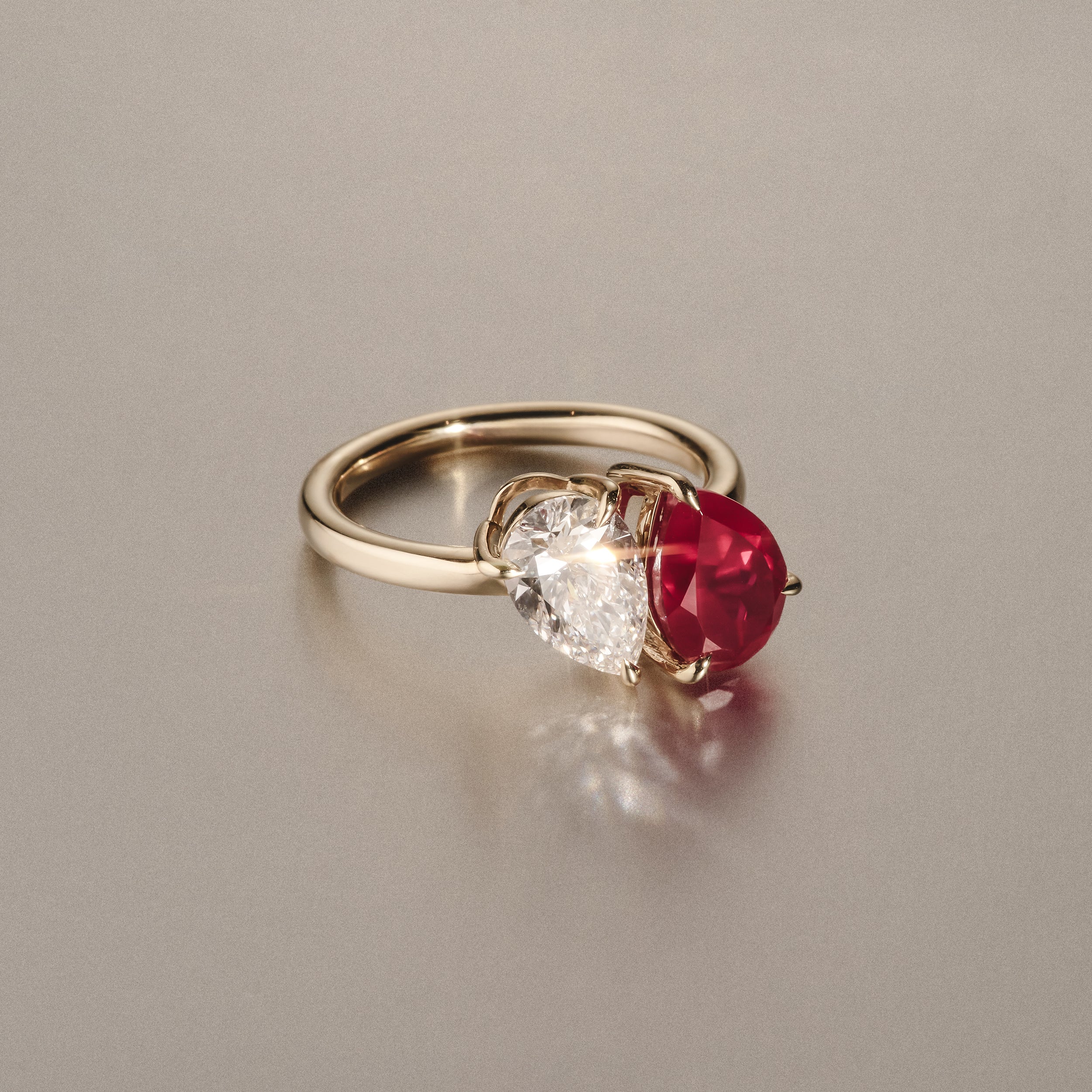 Toi Et Moi 1.50ct Pear Lab Diamond and 2.60ct Pear Lab Ruby Engagement Ring in 18K Yellow Gold - Image 6